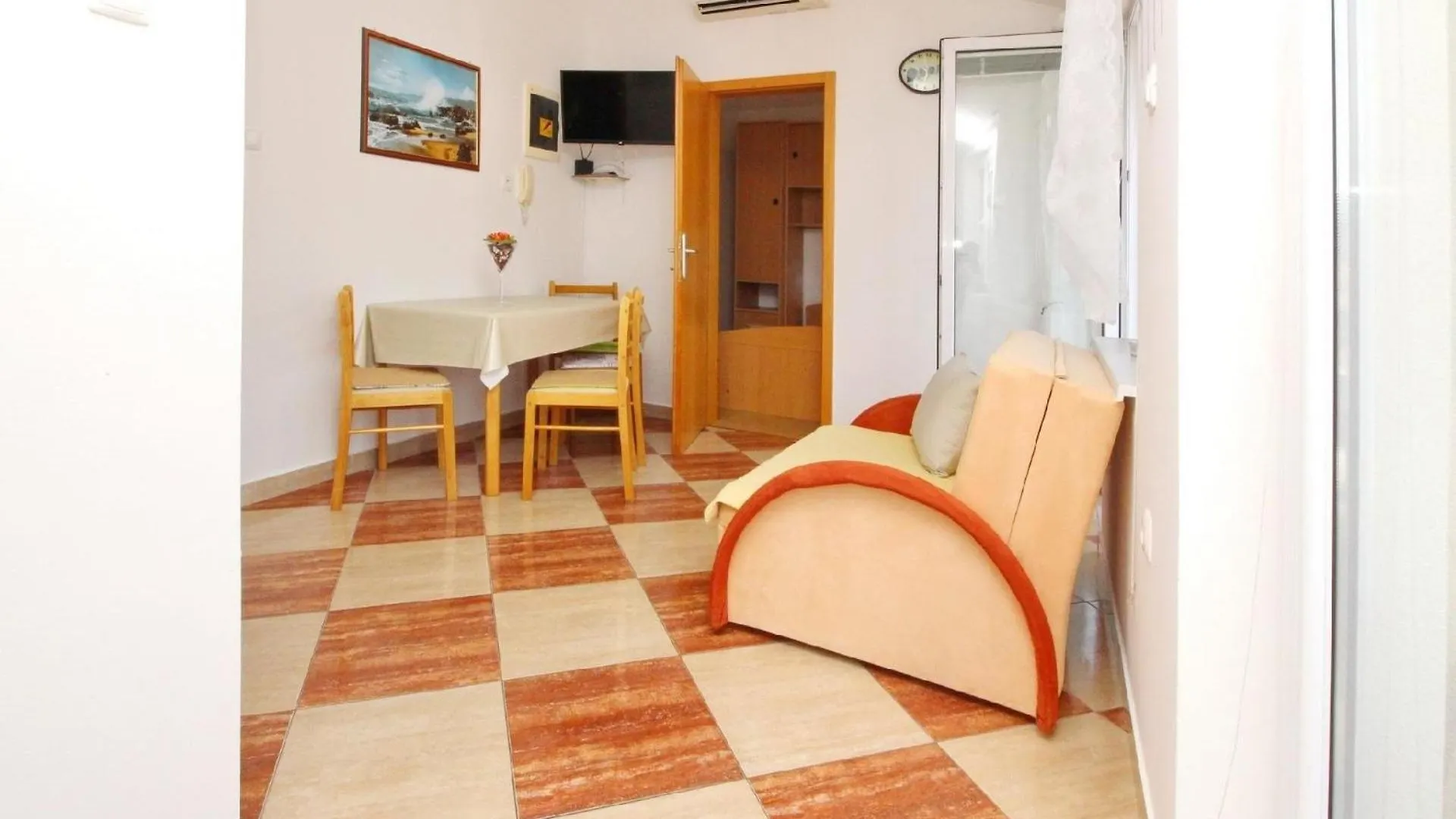 Modern Eingerichtete Apartment Ideal Fuer Junge Paaren Im Zentrum Von Baska Croatia